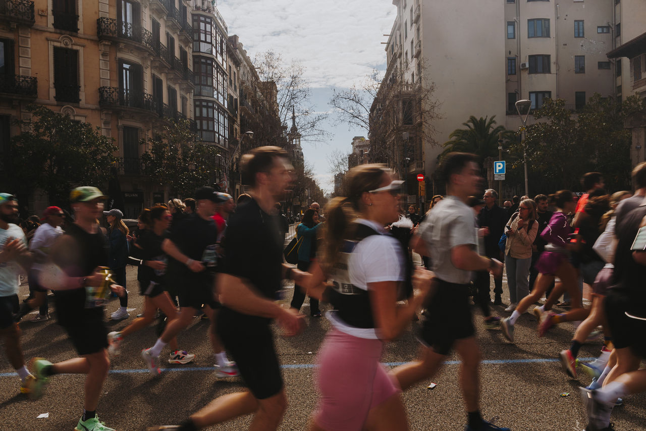 Persones corrent la Hyundai Mitja Marató Barcelona by Brooks