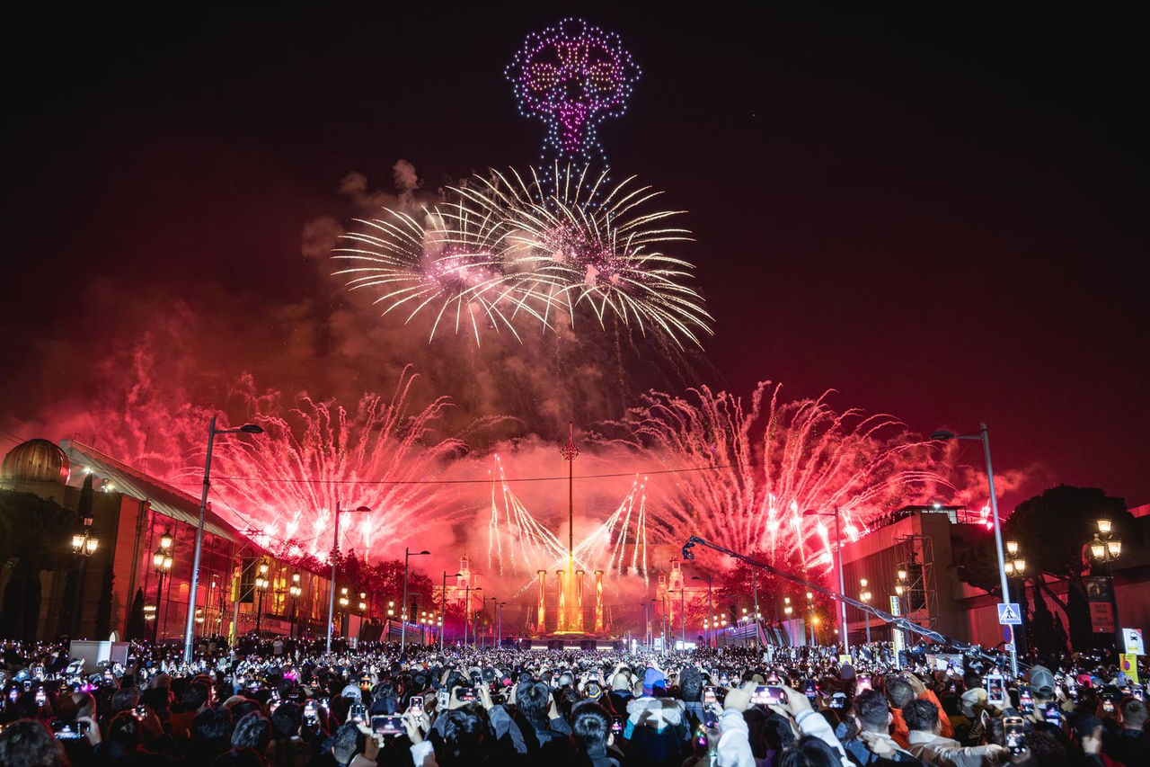 Persones concentrades veient els focs artificials desde Plaça Espanya