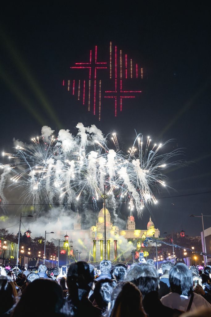 Persones concentrades veient els focs artificials desde Plaça Espanya