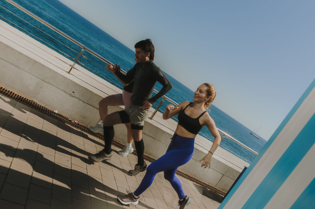 Un homme et une femme courent au bord de la mer