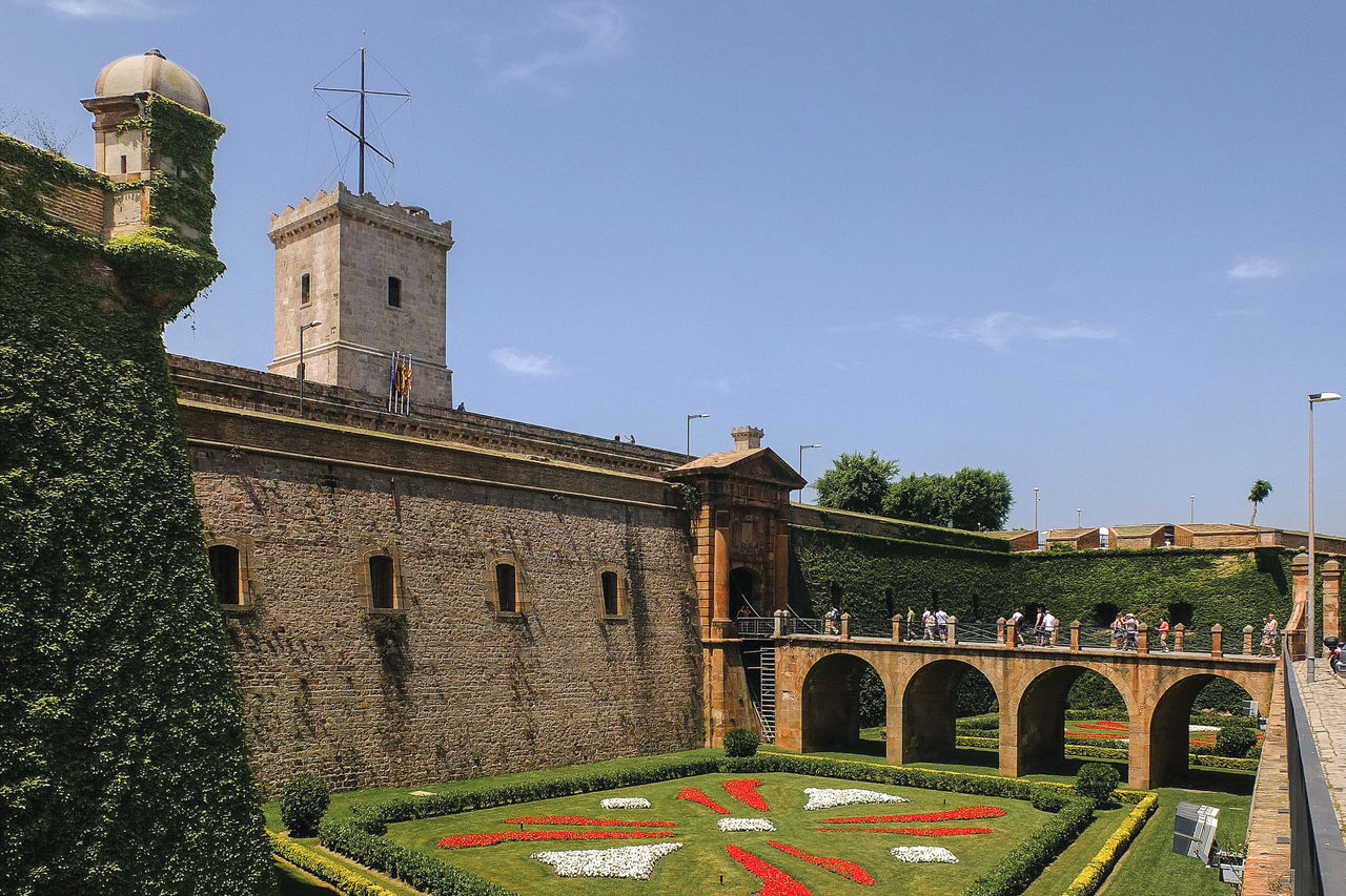 Castell de Montjuïc i fossar d'entrada