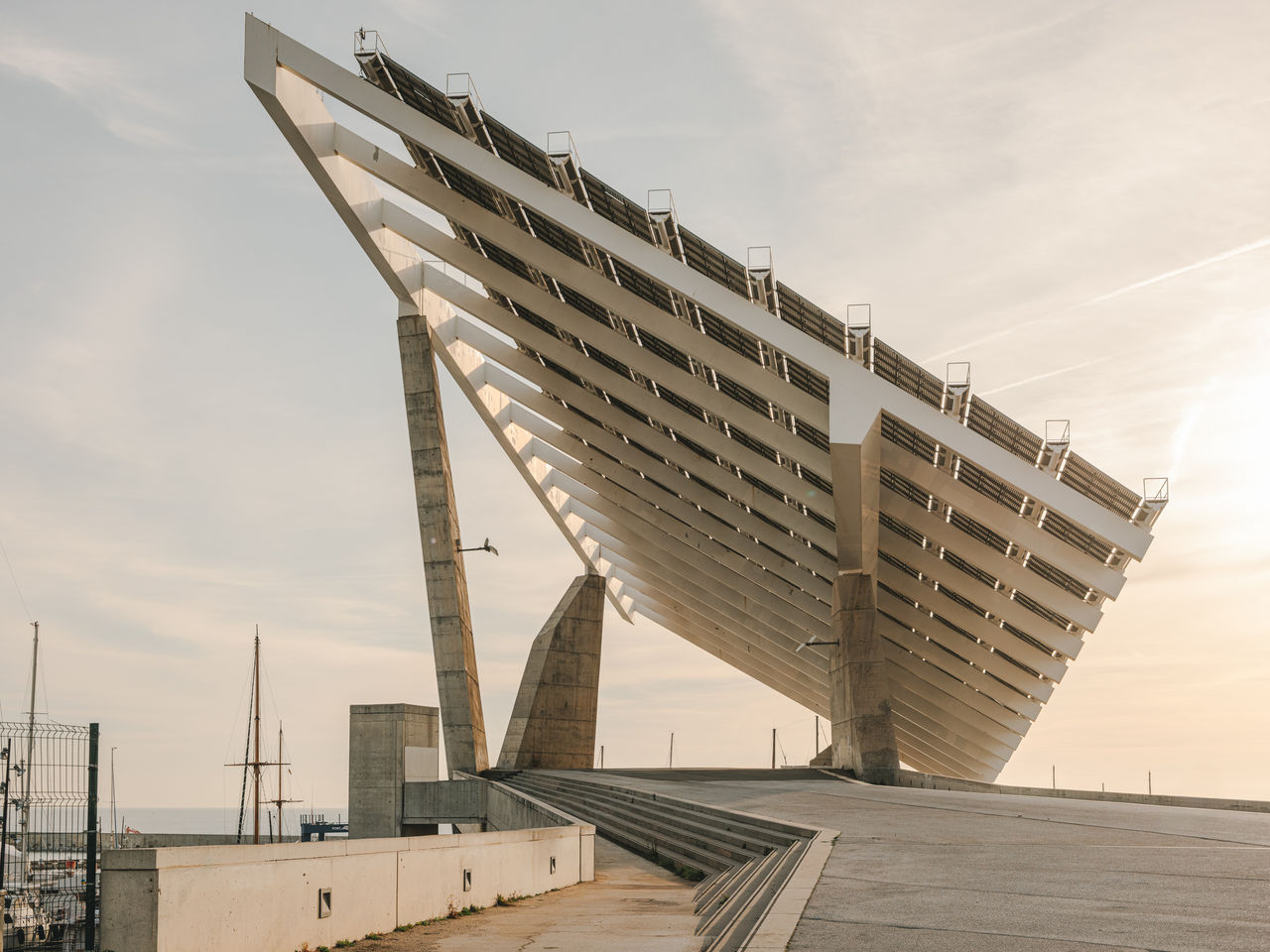 Imatge del panell fotovoltaic gegant al Parc del Fòrum.
