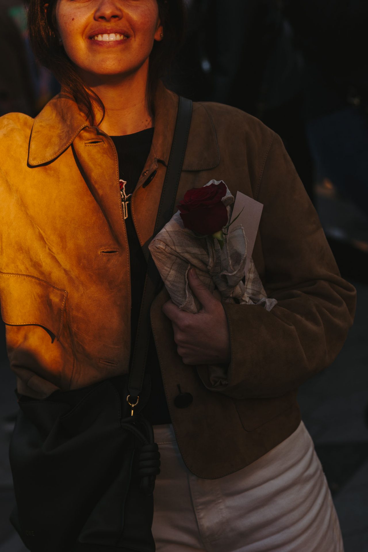 Noia amb una Rosa de Sant Jordi