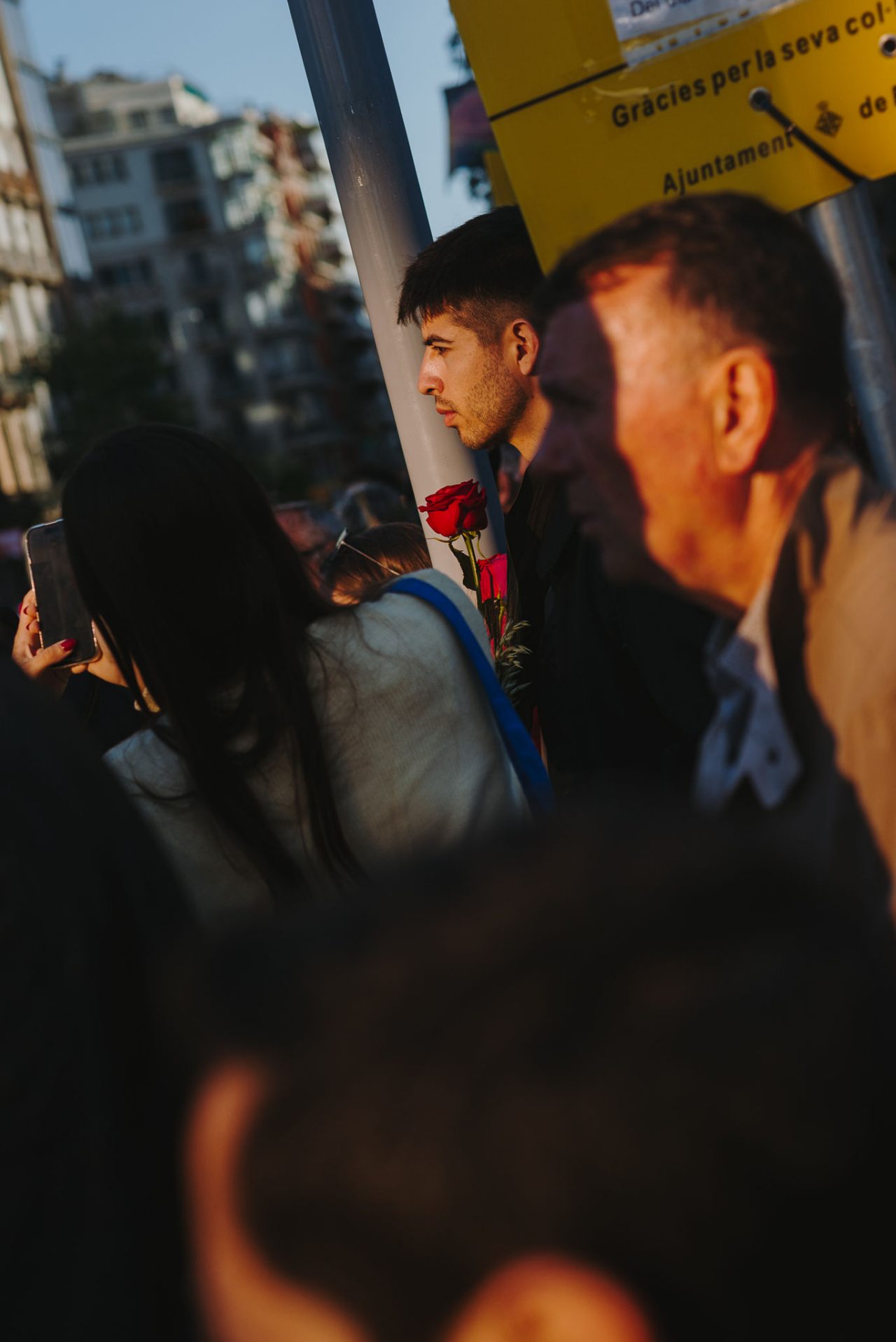 Persones creuan el carrer